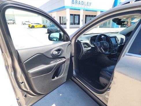 Used 2019 Jeep Cherokee Limited w/ Luxury Group image 18