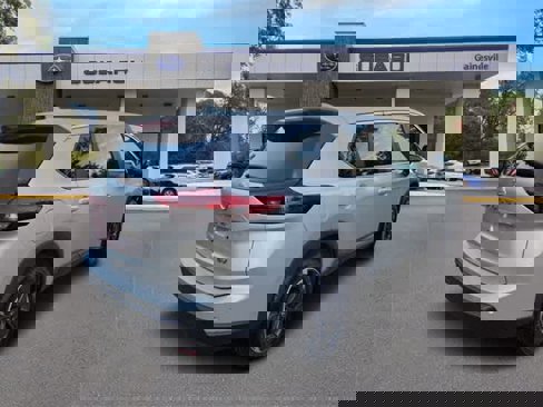 Used 2024 Nissan Rogue SV image 5