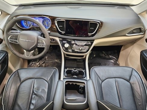 Used 2023 Chrysler Pacifica Limited image 2