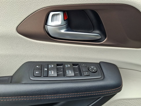 Used 2017 Chrysler Pacifica Touring-L Plus image 16