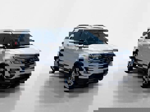 Used 2016 Ford Explorer XLT w/ Equipment Group 201A image 7