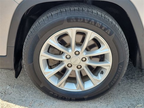 Used 2019 Jeep Cherokee Latitude w/ Popular Appearance Group image 30