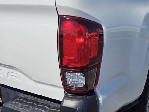 Used 2018 Toyota Tacoma SR image 9