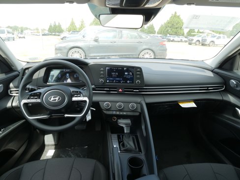New 2025 Hyundai Elantra SE image 18