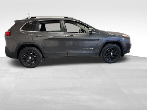 Used 2017 Jeep Cherokee Latitude w/ Cold Weather Group image 9