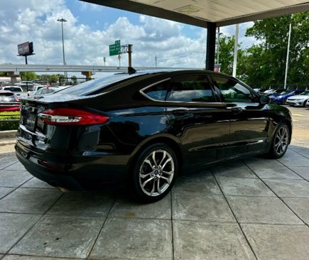 Used 2020 Ford Fusion SE image 3