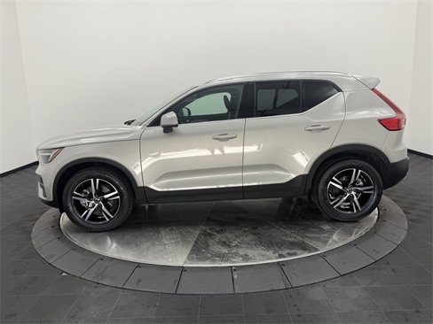 Certified 2025 Volvo XC40 B5 Core image 4