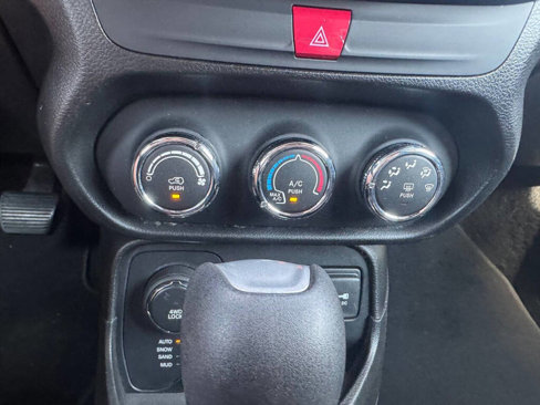 Used 2017 Jeep Renegade Latitude image 11