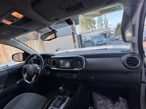 Used 2017 Toyota Tacoma SR image 4