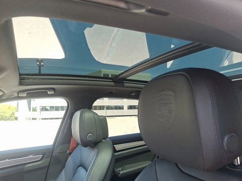 Certified 2023 Porsche Cayenne Platinum Edition image 15