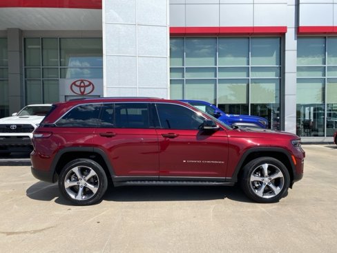 Used 2023 Jeep Grand Cherokee Limited image 2