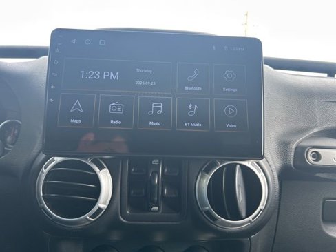 Used 2016 Jeep Wrangler Unlimited Rubicon image 21