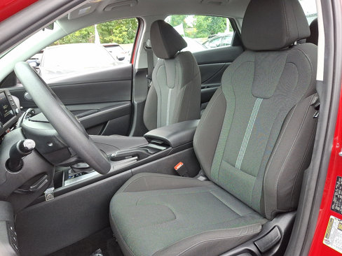 Used 2023 Hyundai Elantra SE w/ Cargo Package image 10