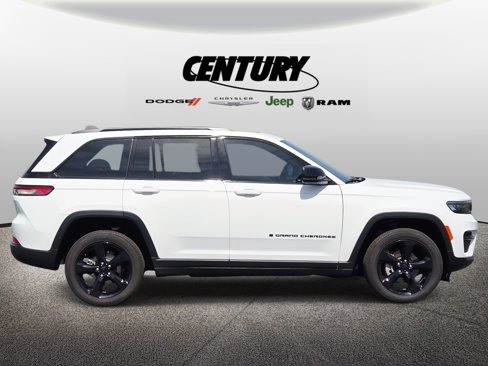 Used 2024 Jeep Grand Cherokee Altitude image 2