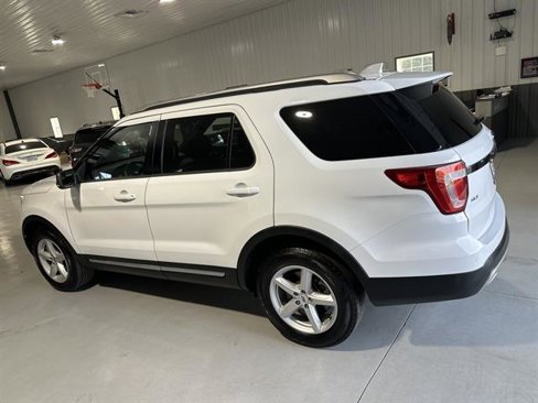 Used 2016 Ford Explorer XLT w/ Equipment Group 202A image 5