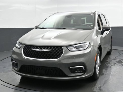 Used 2023 Chrysler Pacifica Touring-L image 9