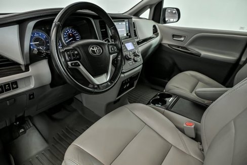 Used 2015 Toyota Sienna XLE image 10