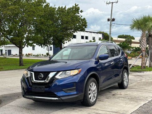 Used 2018 Nissan Rogue SV image 1