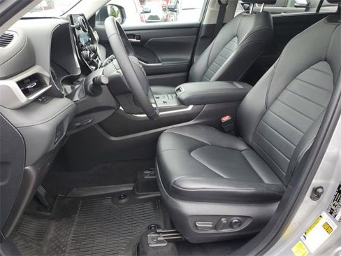 Used 2021 Toyota Highlander XLE image 19