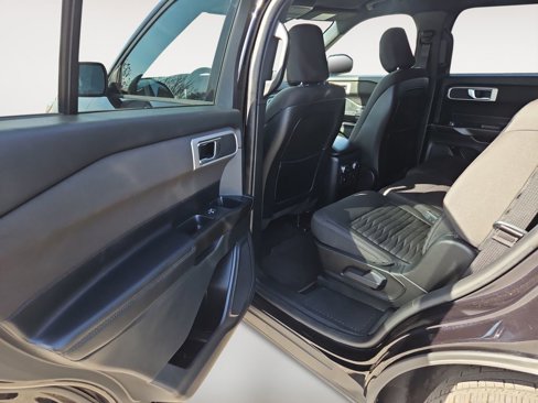 Used 2020 Ford Explorer XLT w/ Comfort Package image 12