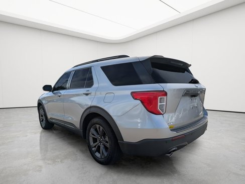 Used 2021 Ford Explorer XLT w/ Equipment Group 202A image 6