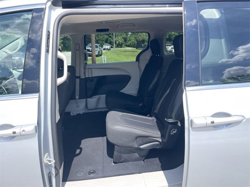 Used 2022 Chrysler Voyager LX image 21