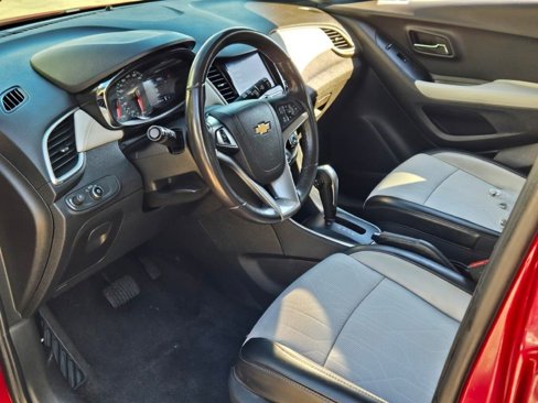 Used 2020 Chevrolet Trax LT w/ LT Convenience Package image 17