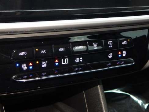 Used 2022 Chevrolet Bolt EUV Premier w/ Sun & Sound Package image 21