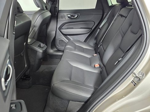 Used 2025 Volvo XC60 B5 Plus image 13