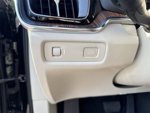 Used 2019 Volvo S60 T6 Momentum w/ Multimedia Package image 39