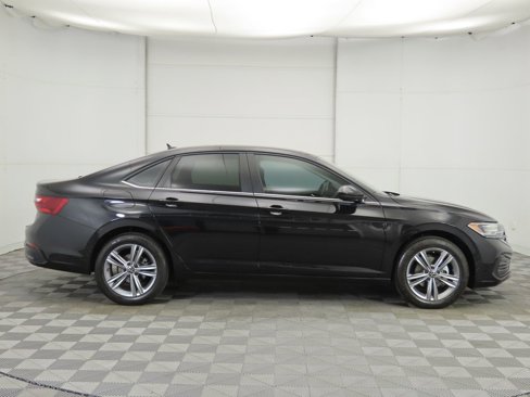 Certified 2024 Volkswagen Jetta SE image 5