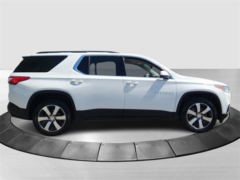 Used 2021 Chevrolet Traverse LT w/ LT Premium Package image 2