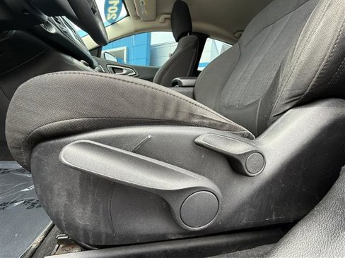Used 2015 Chrysler 200 Limited image 15