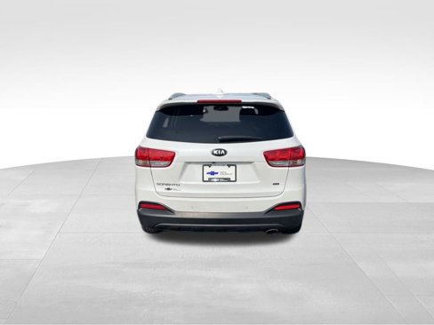 Used 2017 Kia Sorento LX w/ LX Convenience Package image 4