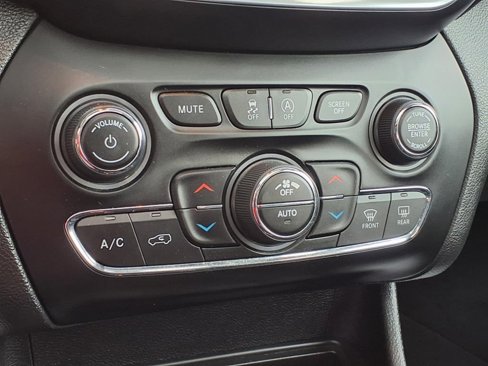 Used 2019 Jeep Cherokee Limited image 21