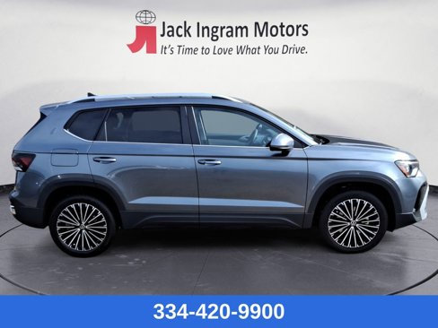 Used 2025 Volkswagen Taos SE w/ Panoramic Sunroof Package image 6