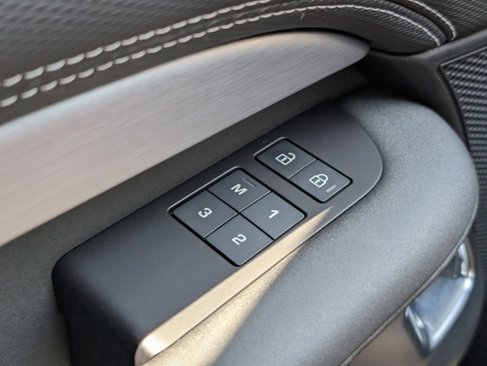 Certified 2024 Land Rover Discovery Dynamic SE image 25