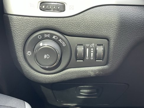 Used 2018 Jeep Cherokee Trailhawk image 10