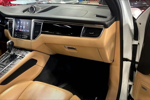 Used 2018 Porsche Macan image 16