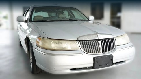 Used 1998 Lincoln Town Car Executive image 1