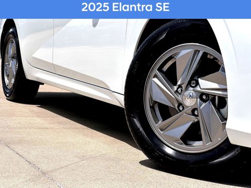 Used 2025 Hyundai Elantra SE w/ Cargo Package image 2