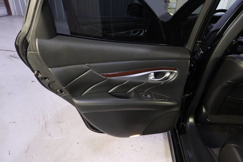 Used 2015 INFINITI Q70 5.6 image 28