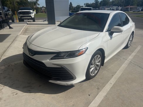 Used 2022 Toyota Camry LE image 2