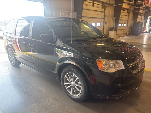Used 2016 Dodge Grand Caravan SE image 2