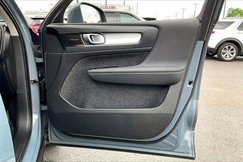 Used 2022 Volvo XC40 T5 Momentum image 24