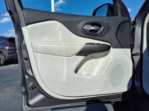 Used 2019 Jeep Cherokee Limited image 19