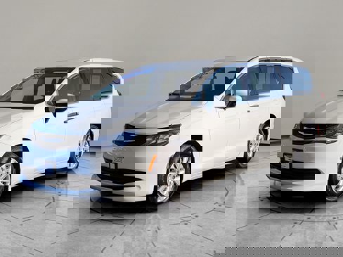 Used 2020 Chrysler Voyager L image 8