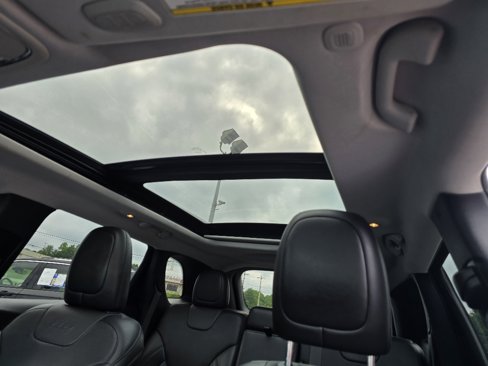 Used 2021 Jeep Cherokee Limited w/ Elite Package image 5