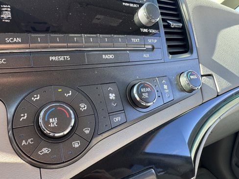 Used 2012 Toyota Sienna LE image 27