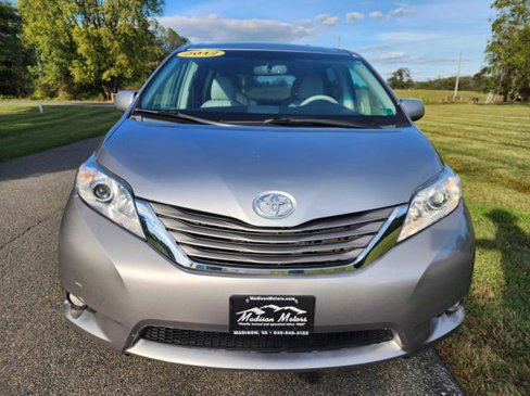 Used 2012 Toyota Sienna XLE image 3